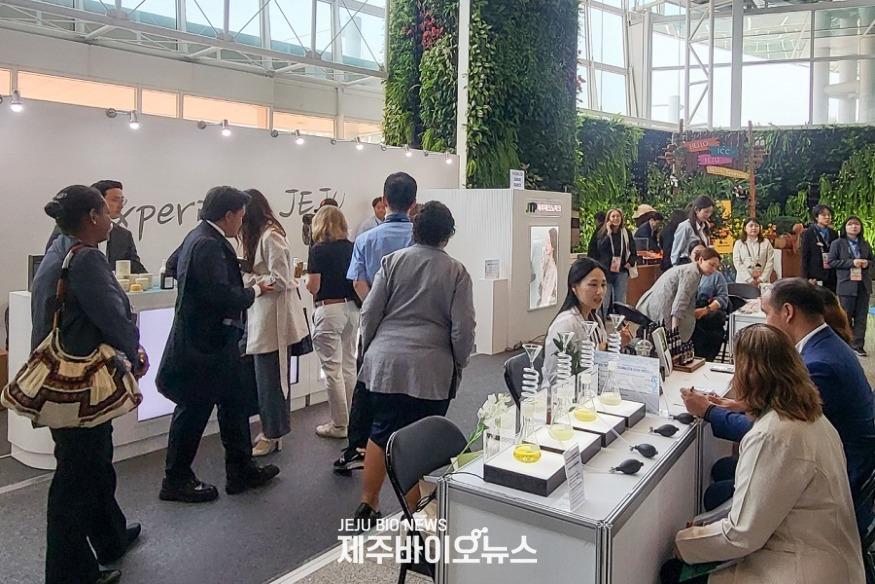 [보도사진1] APEC 제주화장품 홍보관 운영.jpg
